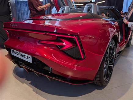 הנעה אחורית עם 340 כ“ס או כפולה עם 510 כ“ס (צילום: ספורט 5)