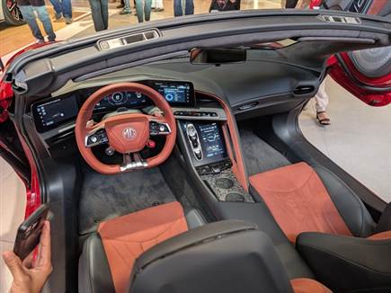 תא נוסעים מאובזר ושופע מסכים. גם פה תוכלו לבחור בין שילובי צבעים (צילום: ספורט 5)