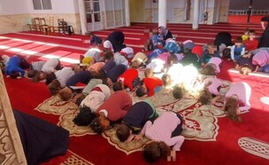 תלמידים בבית ספר בטרוויזו, איטליה, בביקור במסגד (צילום: שימוש לפי סעיף 27א' לחוק זכויות יוצרים)