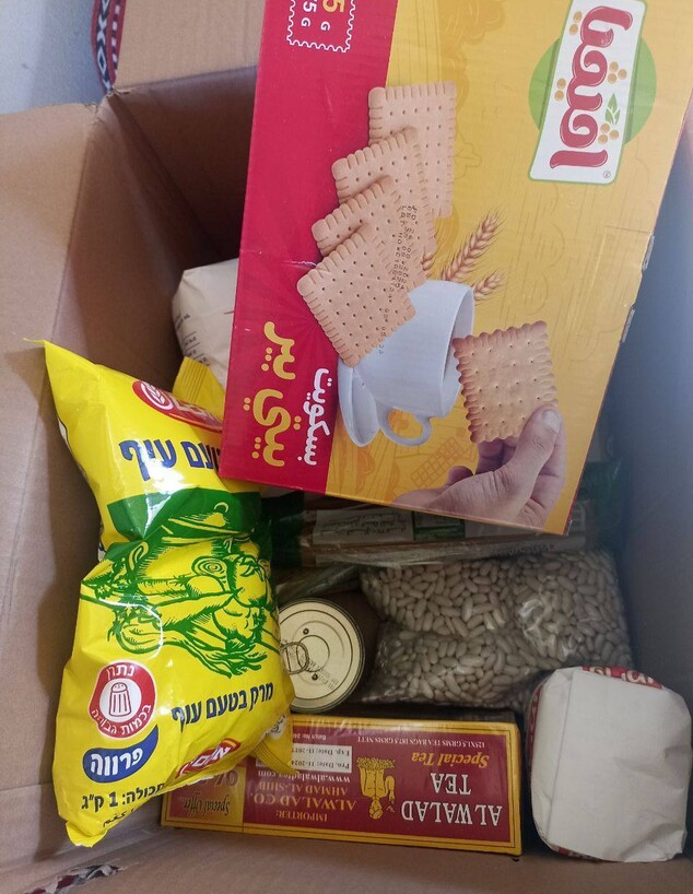 עזתים החלו לקבל חבילות סיוע במרכז החלוקה 