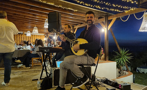 ארוחת ערב אותנטית במסעדת Sea House בכפר Kalavarda  (צילום: נמרוד מרום)