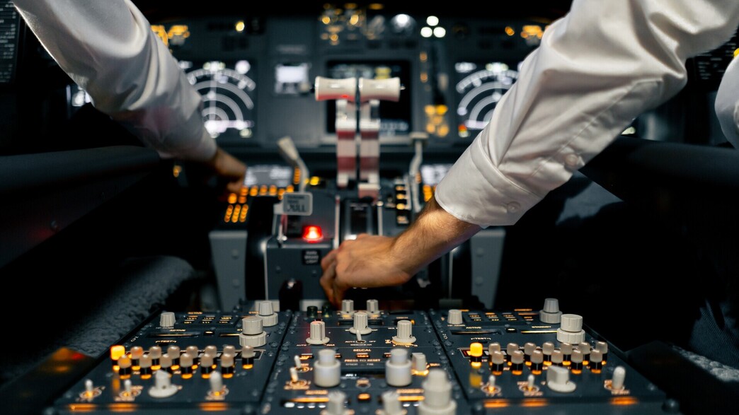 טייסים בתא טייס טייסים בתא טייס