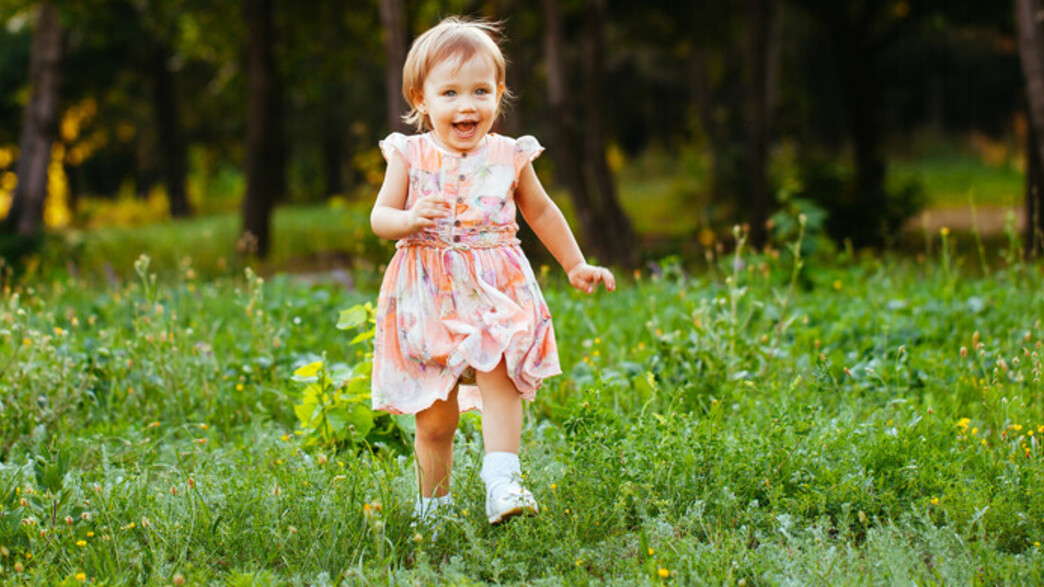 ילדה בטיול ילדה בטיול