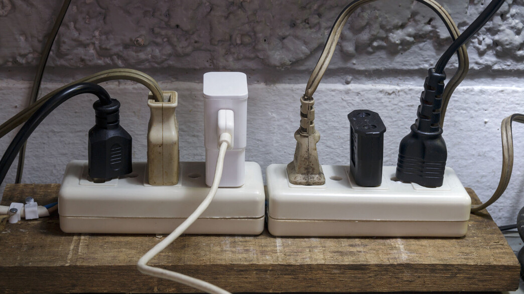 מטענים מחוברים לחשמל