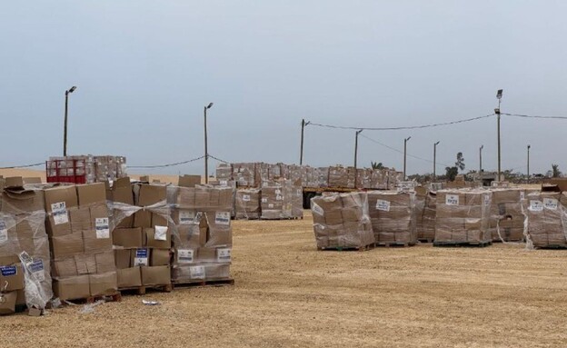 עזתים החלו לקבל חבילות סיוע במרכז החלוקה עזתים החלו לקבל חבילות סיוע במרכז החלוקה