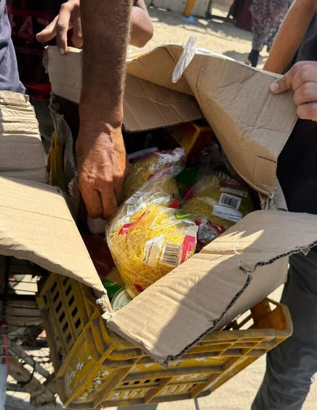 עזתים החלו לקבל חבילות סיוע במרכז החלוקה 