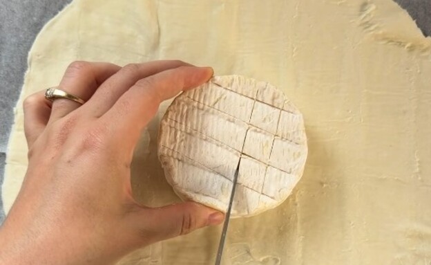 חותכים חריצים על הגבינה