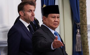 נשיא אינדונזיה פראבוו לצד נשיא צרפת מקרון (צילום: רויטרס)