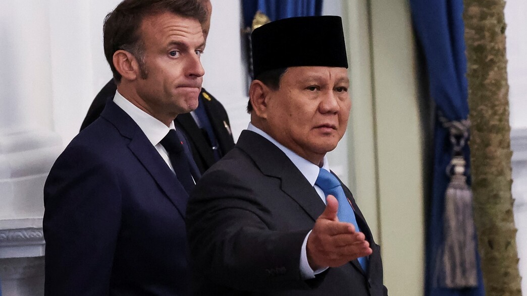 נשיא אינדונזיה פראבוו לצד נשיא צרפת מקרון