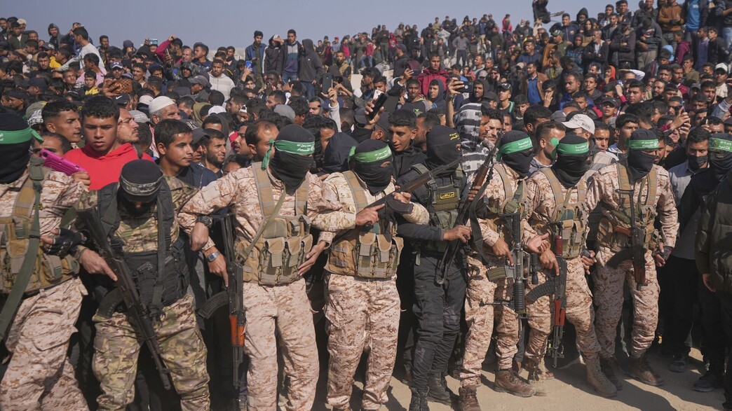 מחבלי חמאס עם תושבי עזה