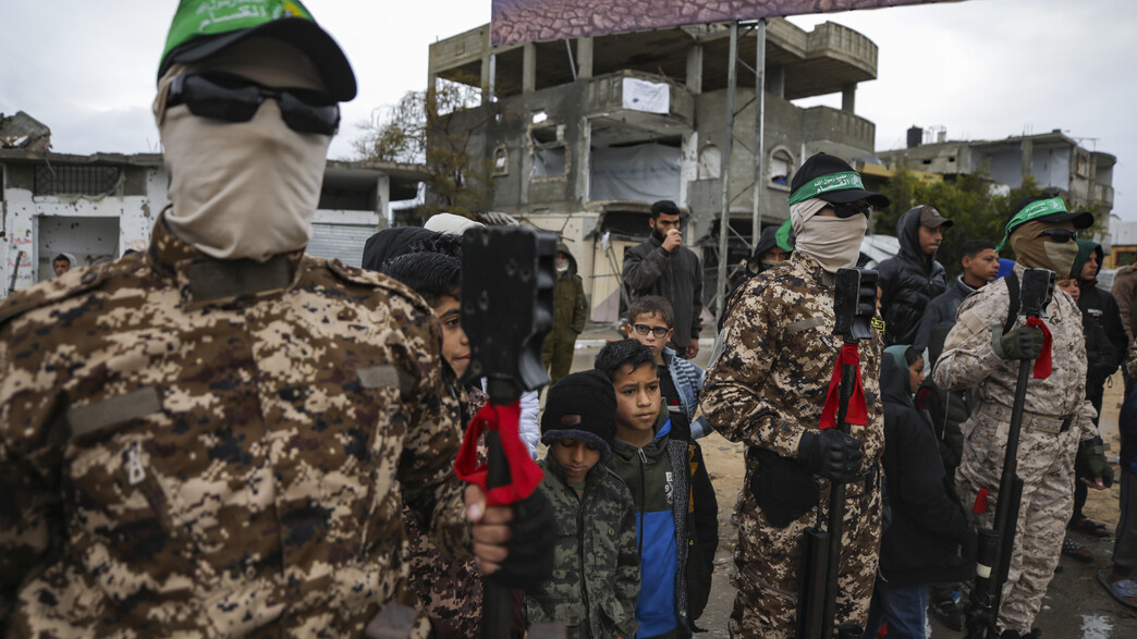 מחבלי חמאס עם תושבי עזה