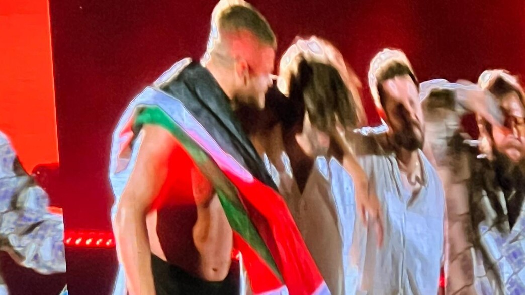 סולן אימג'ן דרגונס עם דגל פלסטין סולן אימג'ן דרגונס עם דגל פלסטין