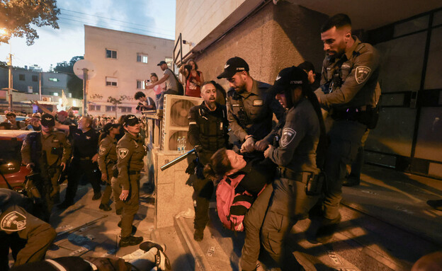 עימותים בין כוחות משטרה למפגינים במצודת זאב (צילום: Reuters)