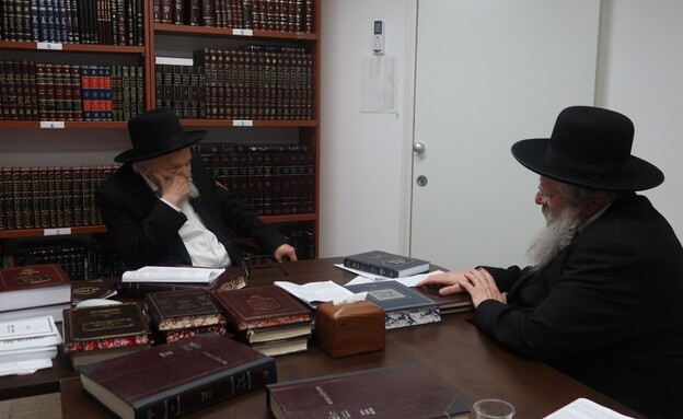 הרב נחמיה אלתר בבתיהם של הרב לנדו והרב הירש