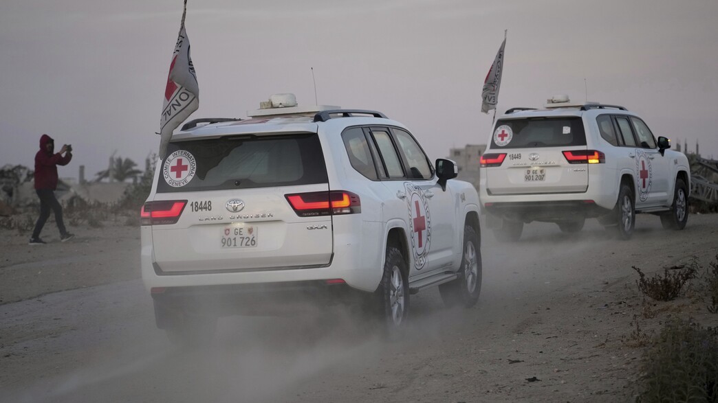 רכבי הצלב האדום בנקודת מסירתו של החטוף עידן אלכסנד