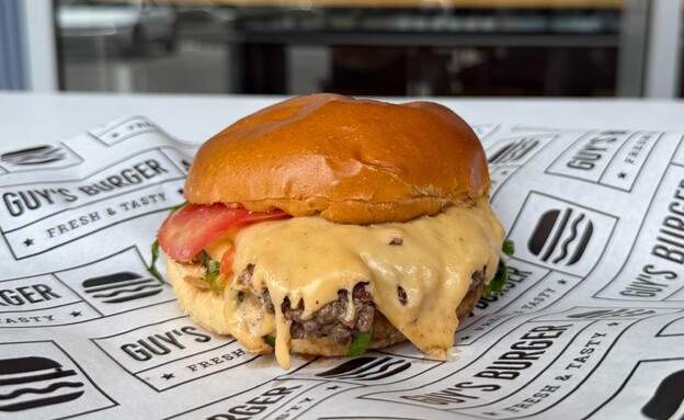 סמאשבורגר עם גבינה טבעונית של Guy’s Burger (צילום: לין לוי, mako אוכל)