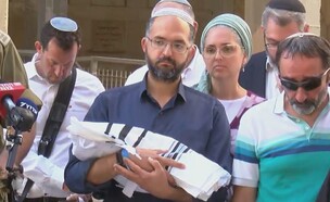 חננאל גז בלווית בנו 