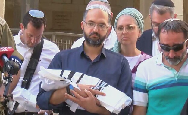 חננאל גז בלווית בנו 