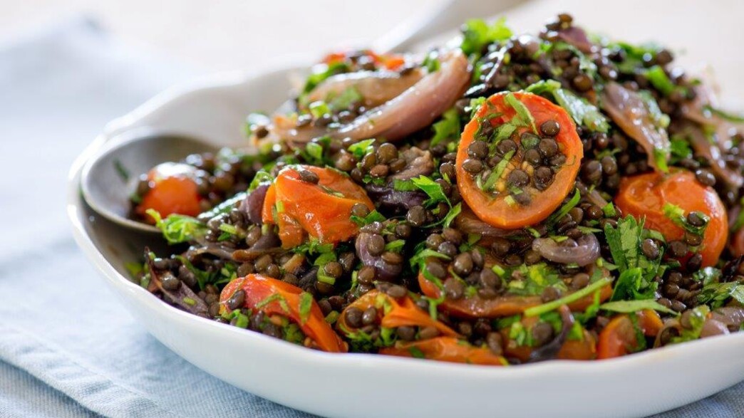 סלט עדשים שחורות עם עגבניות שרי סלט עדשים שחורות עם עגבניות שרי