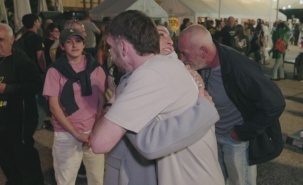 אורי רכס מתחבק עם ריטה (צילום: חדשות 12)