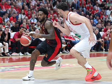 קרינגטון נתן הצגה ברבע האחרון והוביל את המארחת לניצחון (שיבר)