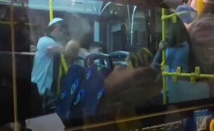 תיעוד תקיפת נהגי סופרבוס בסיום הקרנת משחק גמר גביע (צילום: שימוש לפי סעיף 27א' לחוק זכויות יוצרים)