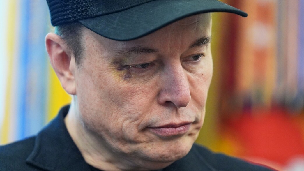 אילון מאסק הופיע בבית הלבן עם פנס בעין