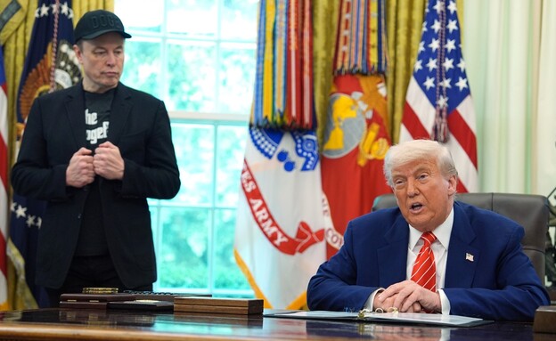 אילון מאסק הופיע בבית הלבן עם פנס בעין