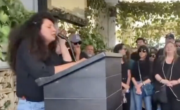 שי-לי עטרי שרה בהלוויית אביה יוסי עטרי ז"ל (צילום: מתוך עמוד הפייסבוק של שי-לי עטרי)