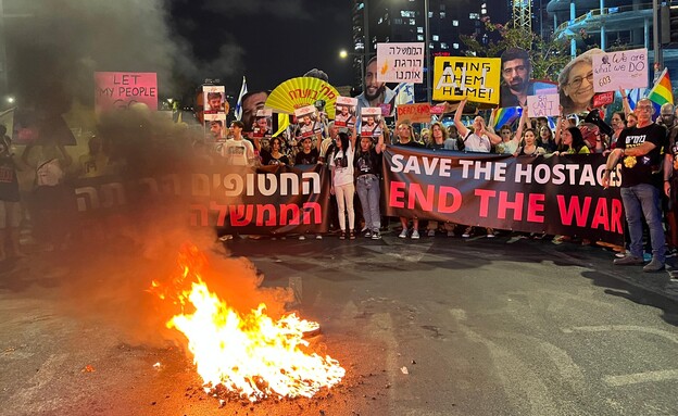 מפגינים נגד הממשלה ובעד עסקת חטופים בשער בגין (צילום: יעל גדות)