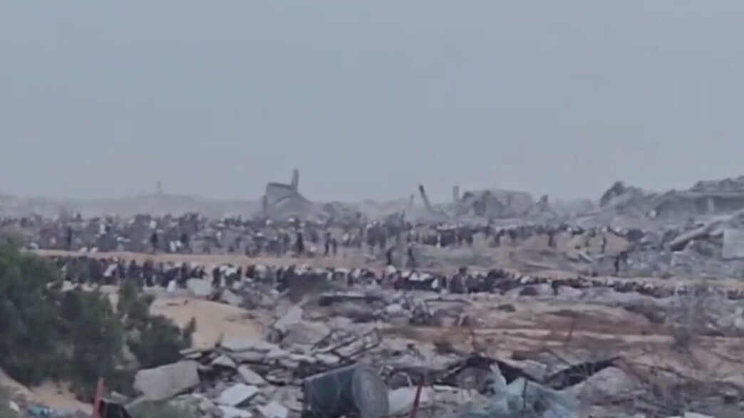 עזתים מגיעים למרכז החלוקה של המזון באיזור רפיח עזתים מגיעים למרכז החלוקה של המזון באיזור רפיח