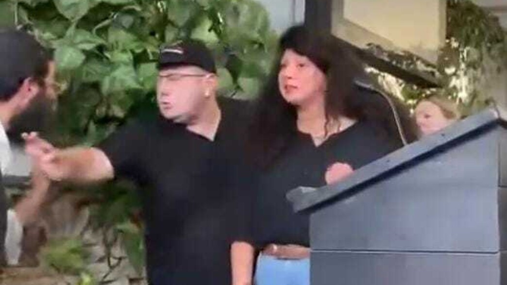 שי לי עטרי בהלוויה של אביה, ד”ר יוסי עטרי ז”ל שי לי עטרי בהלוויה של אביה, ד”ר יוסי עטרי ז”ל