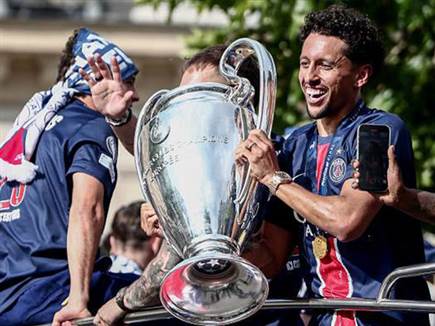 המצעד יצא לדרך ברחובות פריז (GETTY) המצעד יצא לדרך ברחובות פריז (GETTY)