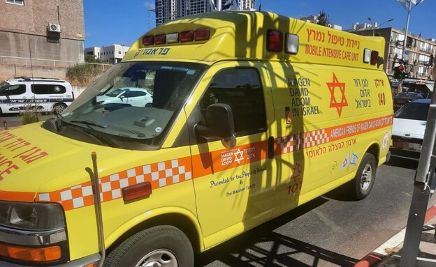 חשד לרצח בבת ים (צילום: דוברות מד"א)