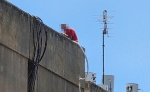 החשוד ברצח בבת ים מתבצר על גג (צילום: רועי קסטרו)