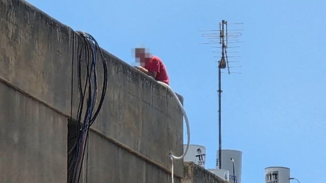 החשוד ברצח בבת ים מתבצר על גג החשוד ברצח בבת ים מתבצר על גג