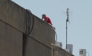 החשוד ברצח בבת ים מתבצר על הגג (צילום: רועי קסטרו)