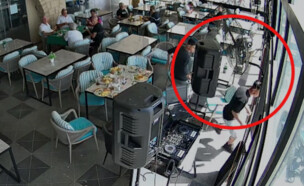 הנערים שברחו מהמסעדה (צילום: סעיף 27א לחוק זכויות יוצרים)