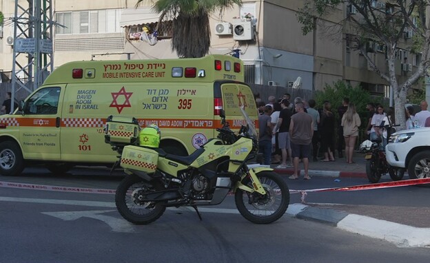 החשוד ברצח בבת ים מתבצר על הגג (צילום: רועי קסטרו)