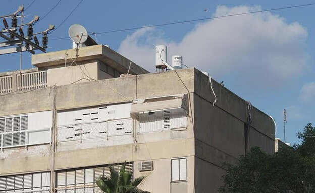 החשוד ברצח בבת ים מתבצר על הגג (צילום: רועי קסטרו)