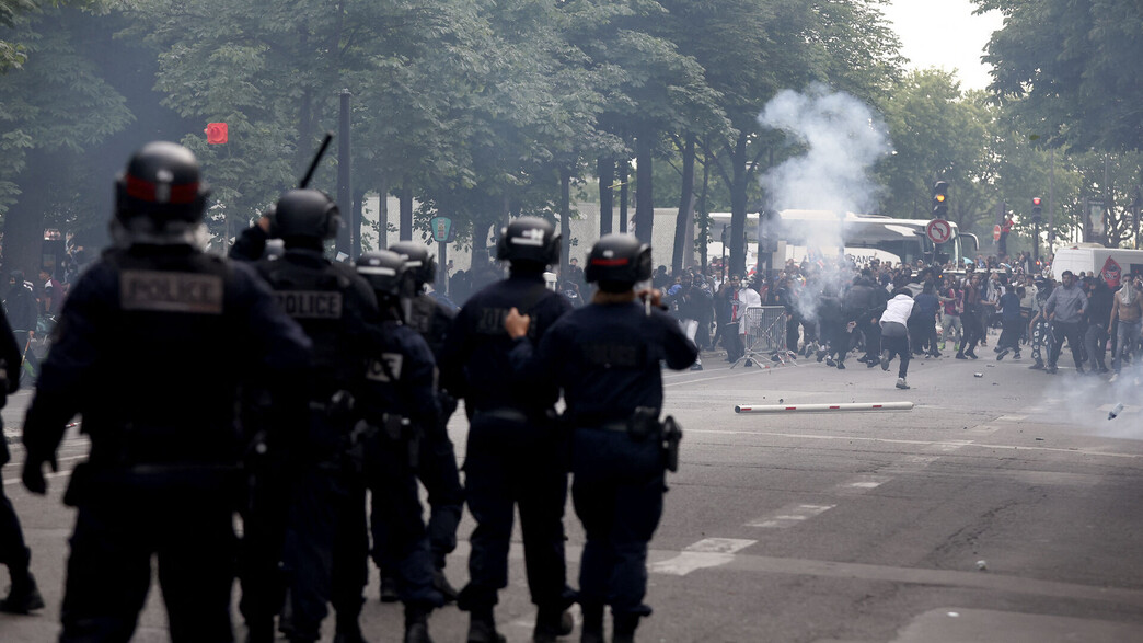 משטרה פריז מהומות 