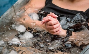 אמבטיית קרח (צילום: shutterstock_MicheleUrsi)