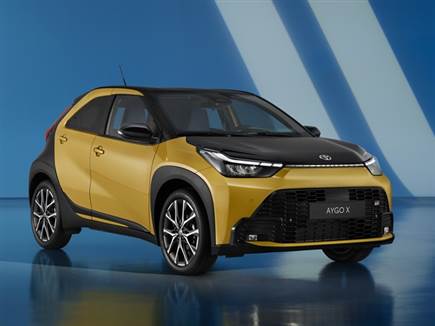 יחידת ההנעה ההיברידית הגיעה מהיאריס. ויש גם גרסת GR Sport (צילום: ספורט 5)