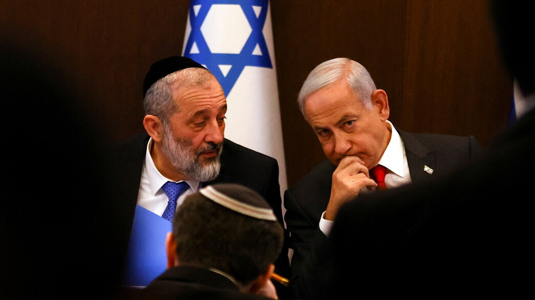 אריה דרעי ובנימין נתניהו בישיבת ממשלה (צילום: רויטרס)