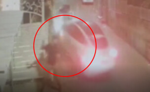 דהר עם רכב הטסלה שלו לכיוון מספר אנשים ופגע בשני רכבים (צילום: דוברות המשטרה)