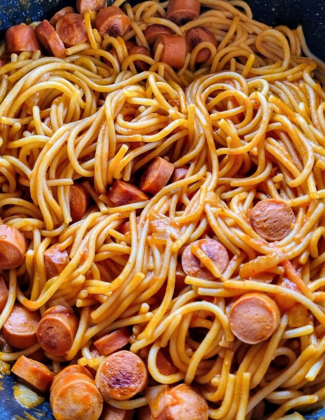ספגטי נקניקיות בסיר אחד. יעבוד עם כל פסטה