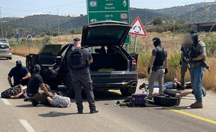 "שיירת כבוד" לאסיר המשוחרר כמסווה להחזקת אמל"ח  (צילום: דוברות המשטרה, דוברות שב"ס )