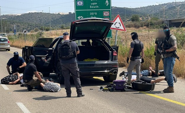 "שיירת כבוד" לאסיר המשוחרר כמסווה להחזקת אמל"ח  (צילום: דוברות המשטרה, דוברות שב"ס )