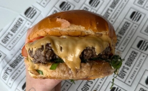Guy’s Burger - הגרסה הכשרה עם גבינה טבעונית (צילום: לין לוי, mako אוכל)