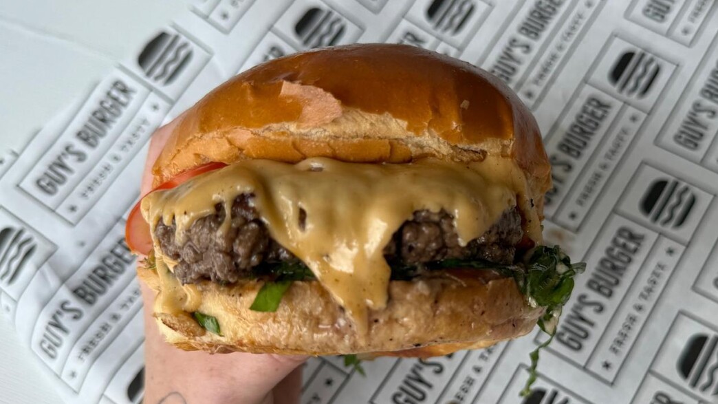 Guy’s Burger - הגרסה הכשרה עם גבינה טבעונית Guy’s Burger - הגרסה הכשרה עם גבינה טבעונית